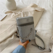 Naiste kaasaegne kivide ja metallelemendiga kott