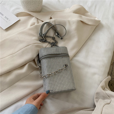 Naiste kaasaegne kivide ja metallelemendiga kott