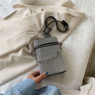 Naiste kaasaegne kivide ja metallelemendiga kott