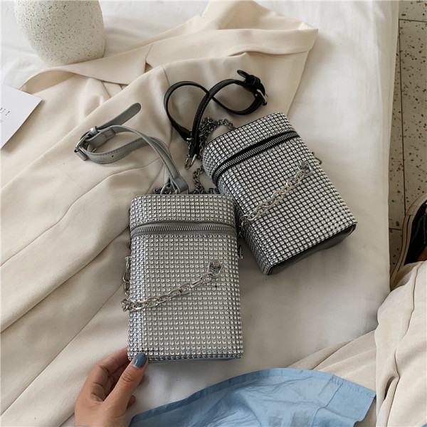 Naiste kaasaegne kivide ja metallelemendiga kott