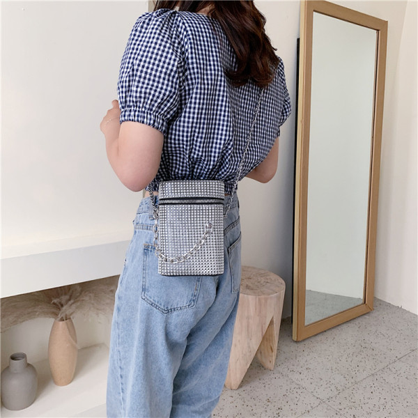 Naiste kaasaegne kivide ja metallelemendiga kott