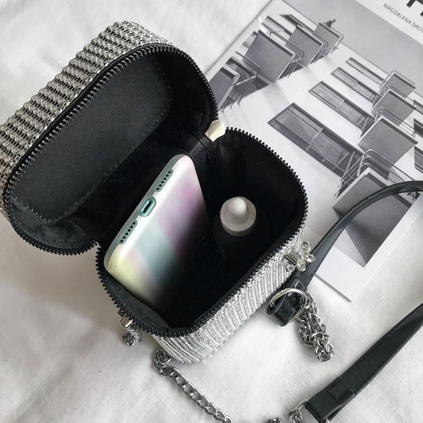 Naiste kaasaegne kivide ja metallelemendiga kott