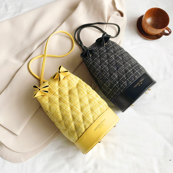 Γυναικεία κομψή τσάντα με μακριά λεπτή λαβή