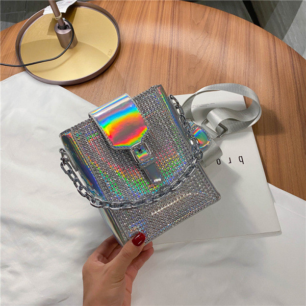 Kaasaegne pika laia sangaga naistekott