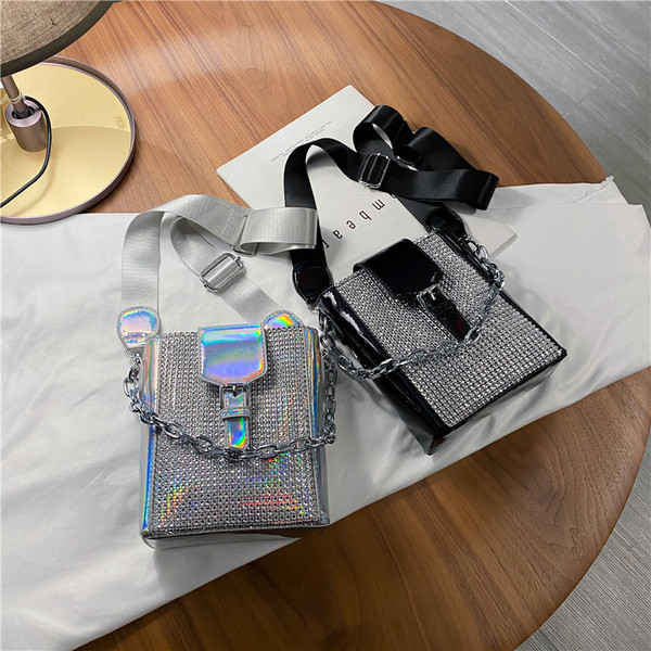 Kaasaegne pika laia sangaga naistekott