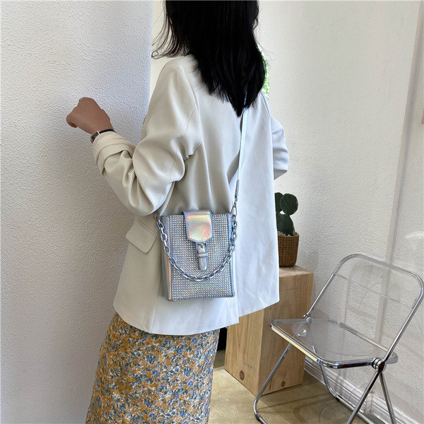 Kaasaegne pika laia sangaga naistekott