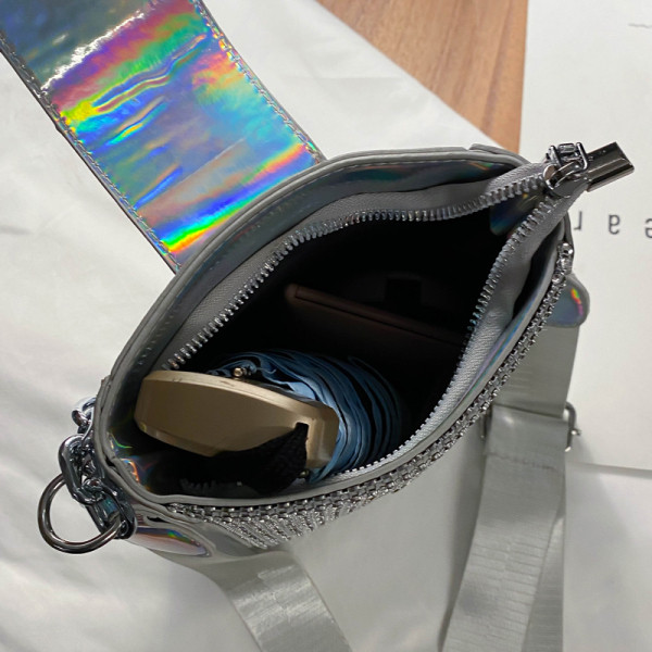 Kaasaegne pika laia sangaga naistekott