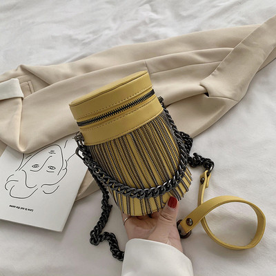 Geanta de dama eleganta din piele ecologica cu elemente metalice si fermoar