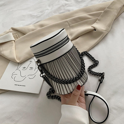 Geanta de dama eleganta din piele ecologica cu elemente metalice si fermoar