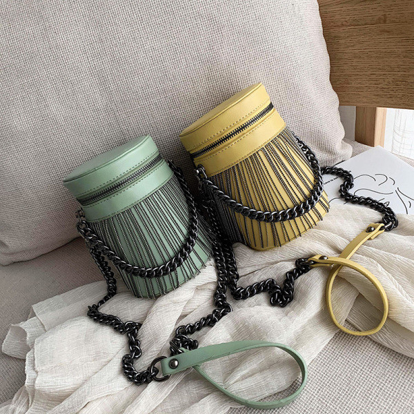 Geanta de dama eleganta din piele ecologica cu elemente metalice si fermoar