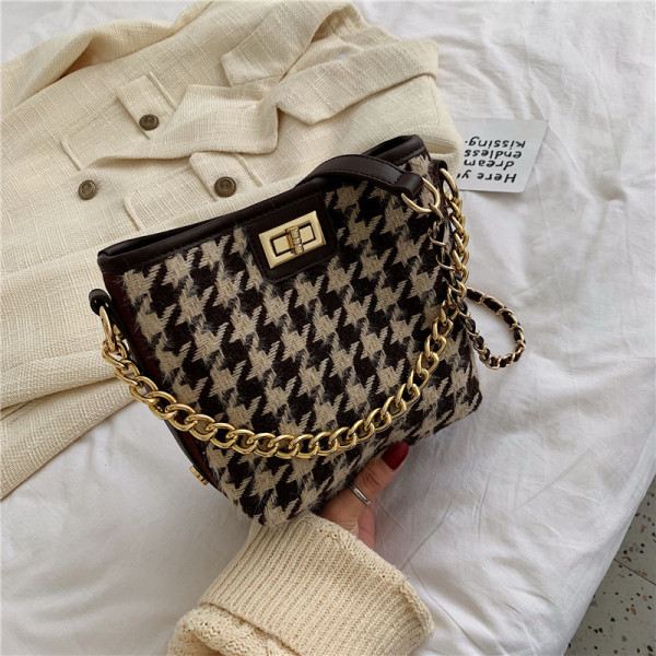 Geanta de dama moderna in carouri cu element metalic