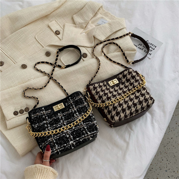 Geanta de dama moderna in carouri cu element metalic