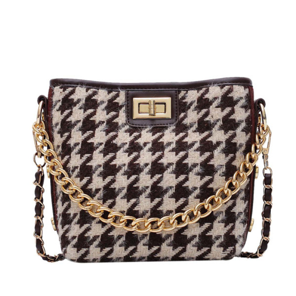 Geanta de dama moderna in carouri cu element metalic