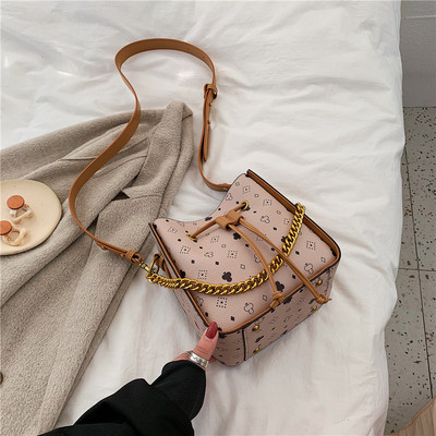 Geanta lata moderna de dama cu cravate si element metalic