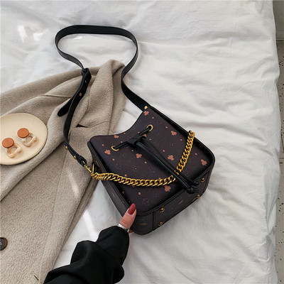 Geanta lata moderna de dama cu cravate si element metalic