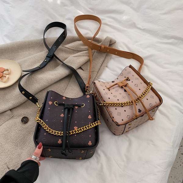 Geanta lata moderna de dama cu cravate si element metalic