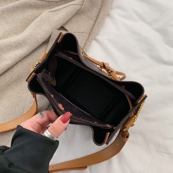 Geanta lata moderna de dama cu cravate si element metalic