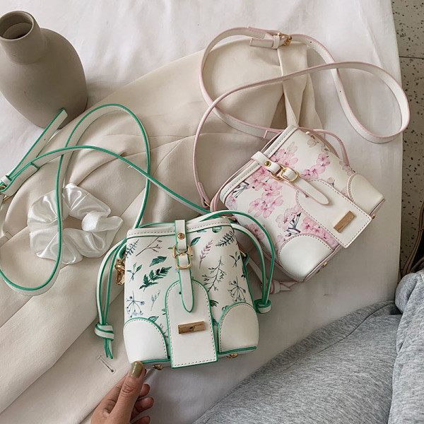 Geanta de dama eleganta din piele ecologica cu model floral