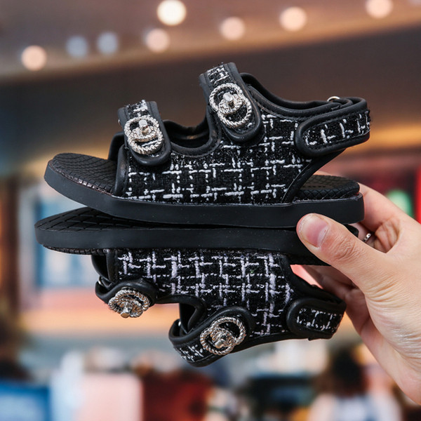 Model nou de sandale pentru copii cu elemente metalice pentru fete