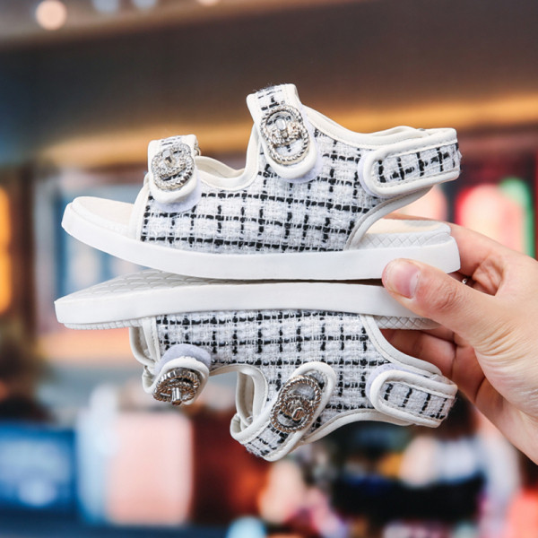 Model nou de sandale pentru copii cu elemente metalice pentru fete