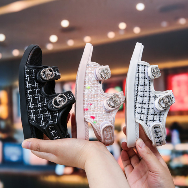 Model nou de sandale pentru copii cu elemente metalice pentru fete