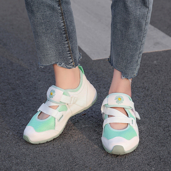 Γυναικεία πάνινα παπούτσια με velcro και χρωματιστά κεντήματα