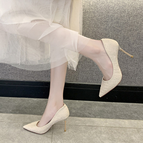 Pantofi de dama stilati model ascutit cu toc auriu