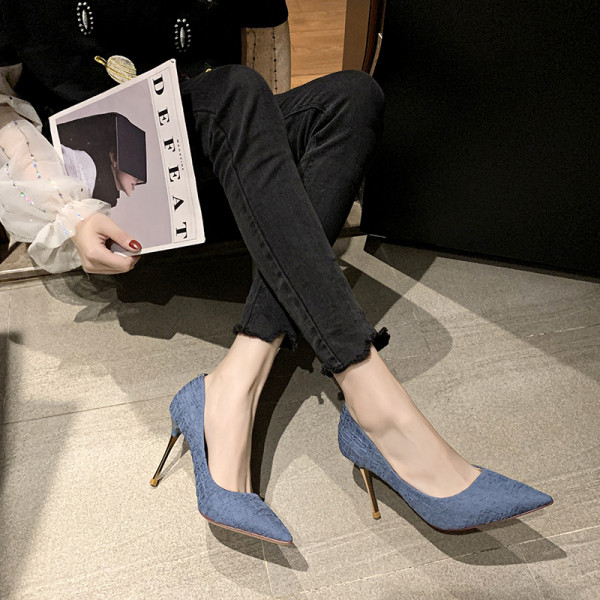 Pantofi de dama stilati model ascutit cu toc auriu