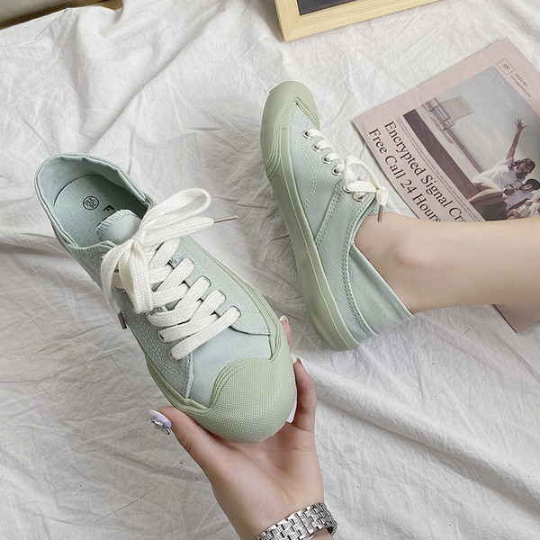 Γυναικεία αθλητικά παπούτσια με επίπεδη σόλα