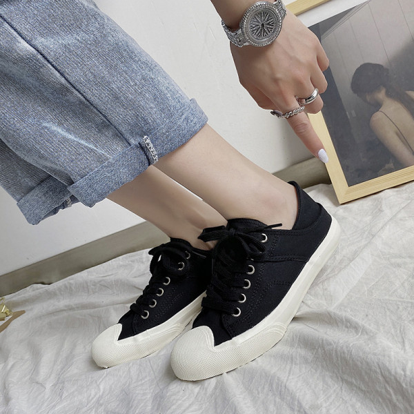 Γυναικεία αθλητικά παπούτσια με επίπεδη σόλα