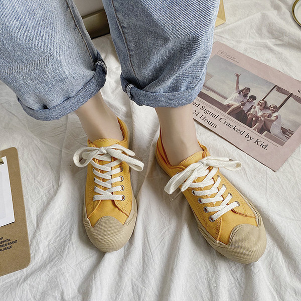 Γυναικεία αθλητικά παπούτσια με επίπεδη σόλα