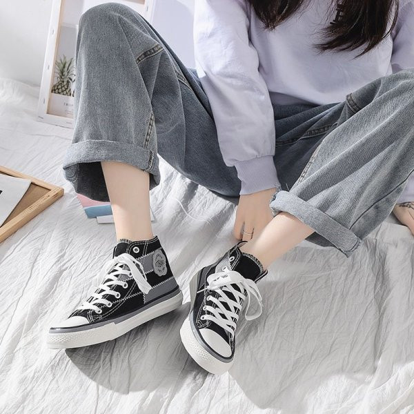 Sieviešu pavasara-rudens kedas ar plakanām zolēm un krāsainām saitēm