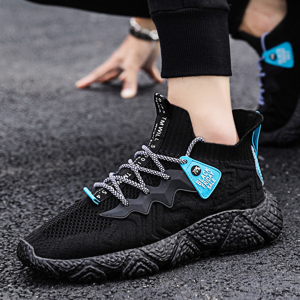 Vīriešu sporta kedas ar uzrakstu un augstu zoli