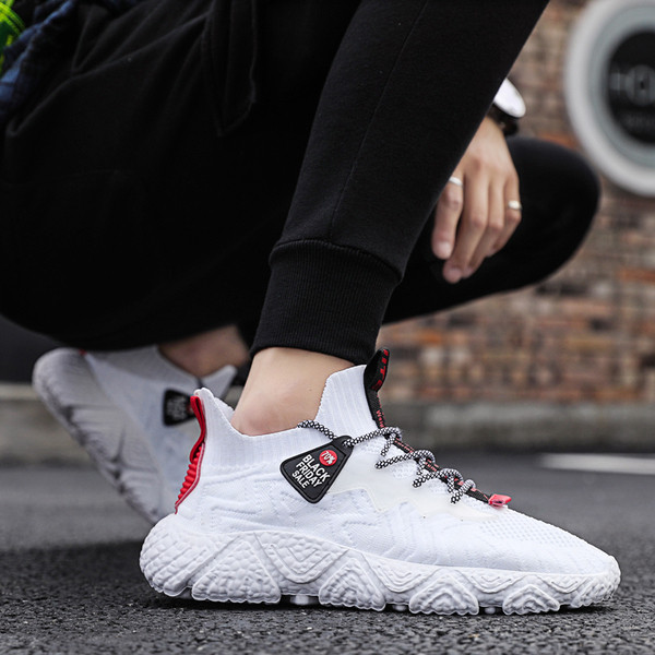 Vīriešu sporta kedas ar uzrakstu un augstu zoli