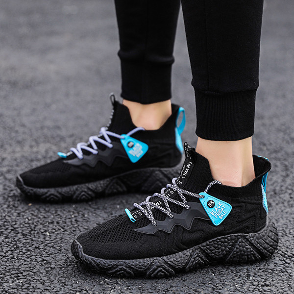 Vīriešu sporta kedas ar uzrakstu un augstu zoli