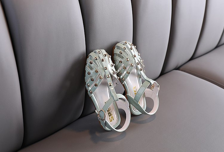 Modern csatos gyerekszandál lányoknak