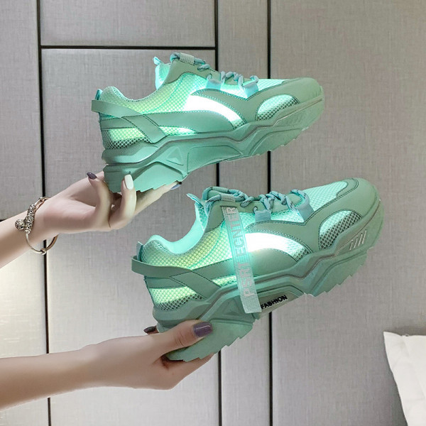 Adidasi moderni de dama cu talpa aspra si plasa