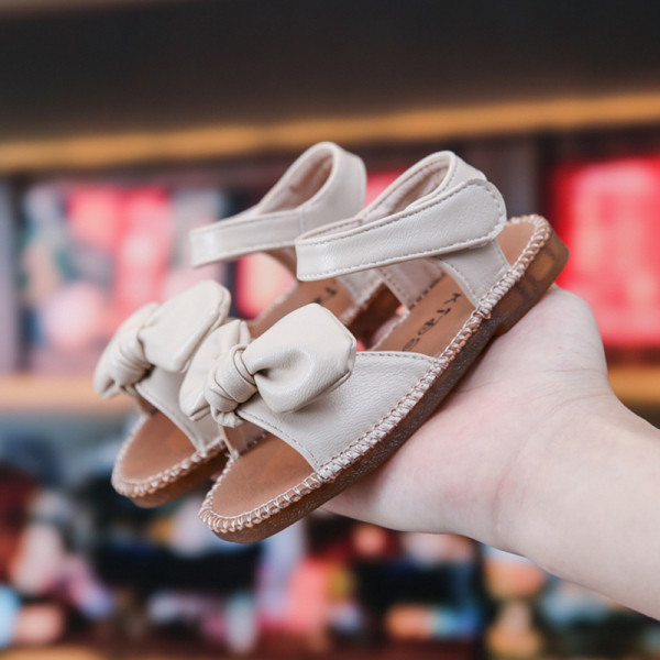 Μοντέρνα παιδικά σανδάλια από οικολογικό δέρμα με κορδέλα