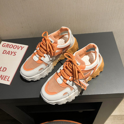 Aktuālās sieviešu kedas ar augstām zolēm un sietu