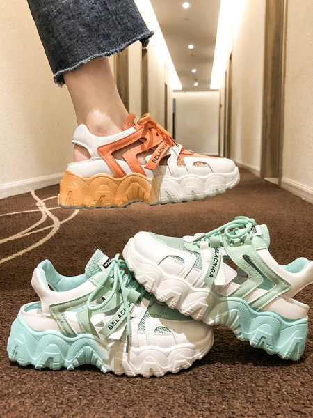 Aktuālās sieviešu kedas ar augstām zolēm un sietu