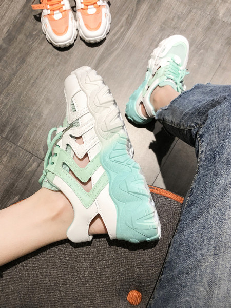 Aktuālās sieviešu kedas ar augstām zolēm un sietu