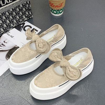 Γυναικεία αθλητικά παπούτσια με ψηλή σόλα και δαντέλα