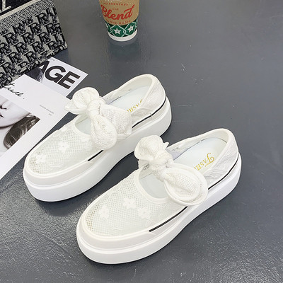 Γυναικεία αθλητικά παπούτσια με ψηλή σόλα και δαντέλα