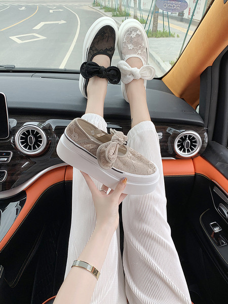 Γυναικεία αθλητικά παπούτσια με ψηλή σόλα και δαντέλα