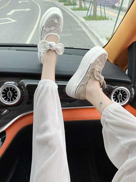 Γυναικεία αθλητικά παπούτσια με ψηλή σόλα και δαντέλα