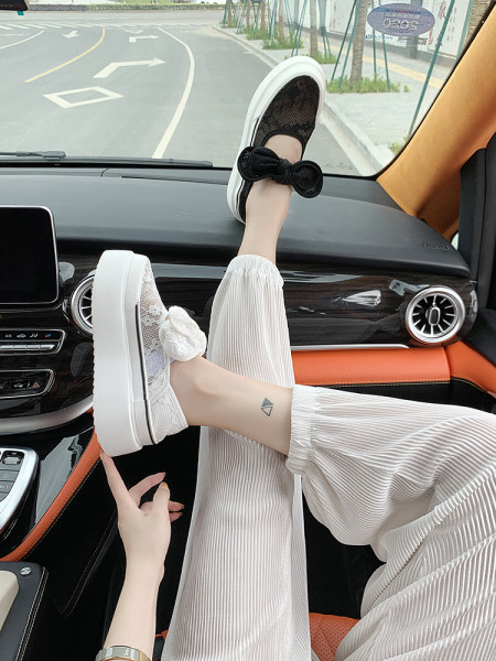 Γυναικεία αθλητικά παπούτσια με ψηλή σόλα και δαντέλα