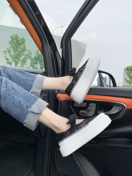 Γυναικεία αθλητικά παπούτσια με ψηλή σόλα και δαντέλα