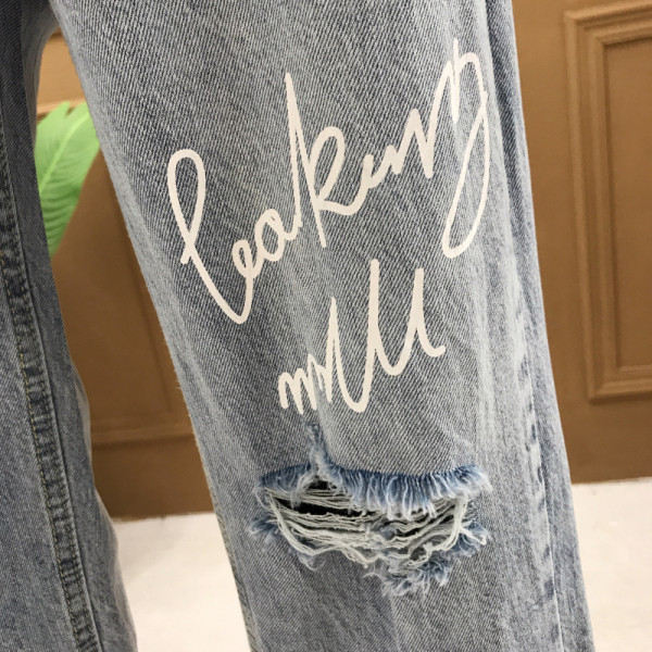 Blugi de damă actuali model drept cu motive rupte și inscripție