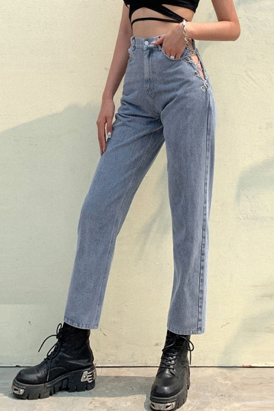 Jauns sieviešu džinsu modelis ar izgriezumiem un ķēdītēm