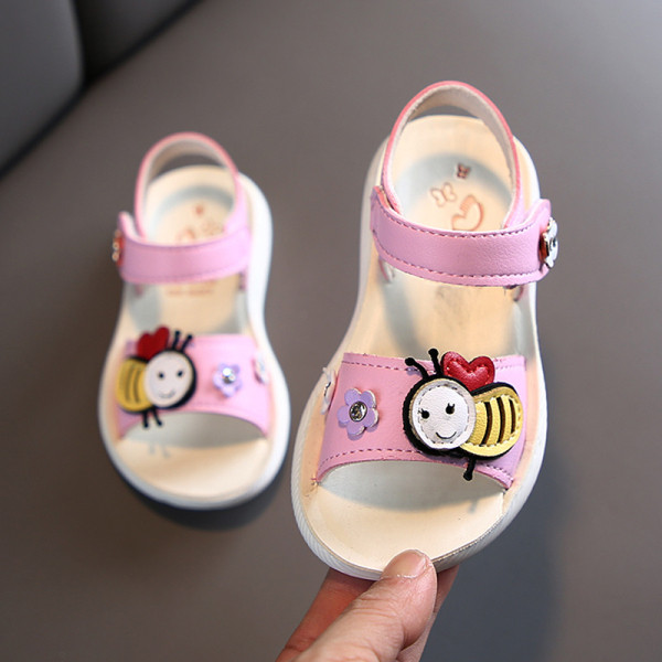 Model nou de sandale pentru copii cu elemente 3D pentru fete